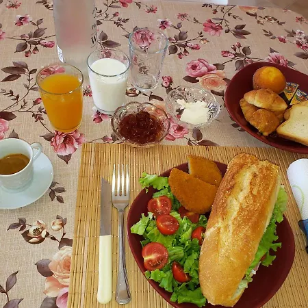 Papa 招待所 Durrës